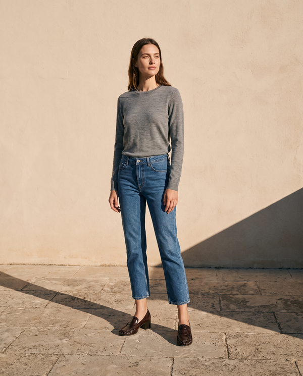 Mocassins MARINE marron portés avec un jean cropé sur une terrasse en pierre — A by André
