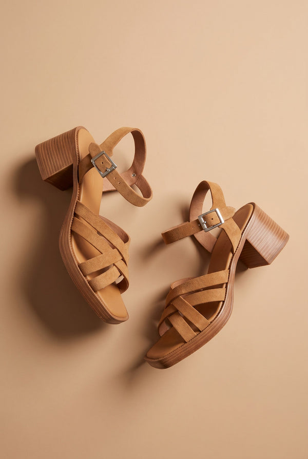 André sandales camel en cuir velouté, talon épais de 5 cm, design croisé et boucle ajustable. Fabrication italienne.