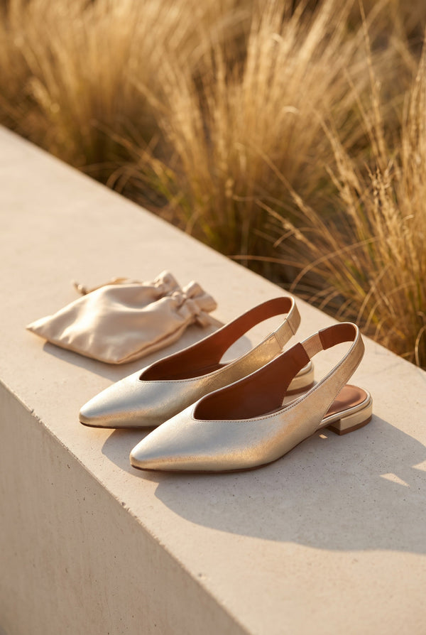 André Rosee Or slingbacks dorées en cuir de chèvre, bout pointu, bride arrière élastiquée, talon plat.