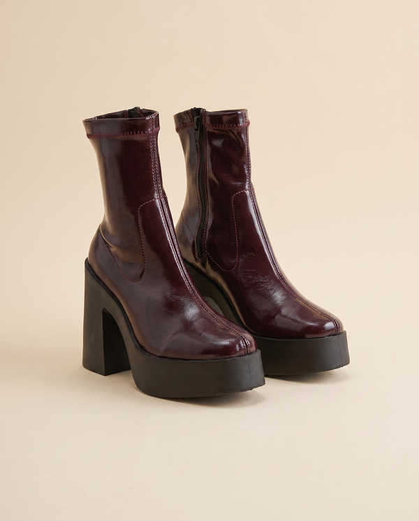 Boots ADIARATOU bordeaux vernis debout sur fond beige