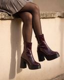 Boots ADIARATOU bordeaux vernis portées, cadrage jambes
