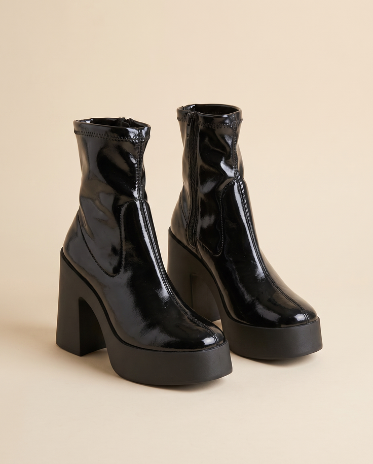 Boots ADIARATOU noir vernis debout sur fond beige