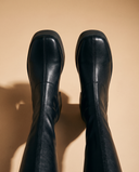 Paire de bottes ADOLINE noires vue du dessus sur fond beige — André