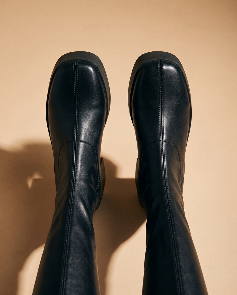Paire de bottes ADOLINE noires vue du dessus sur fond beige — André