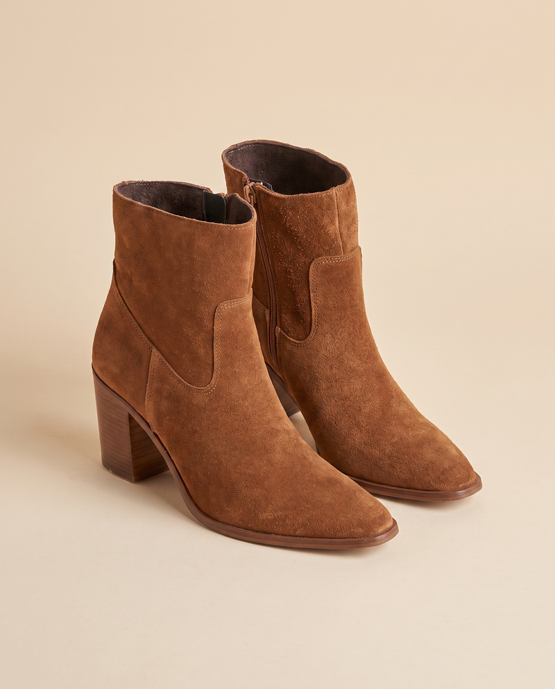 Boots AELLE camel debout sur fond beige