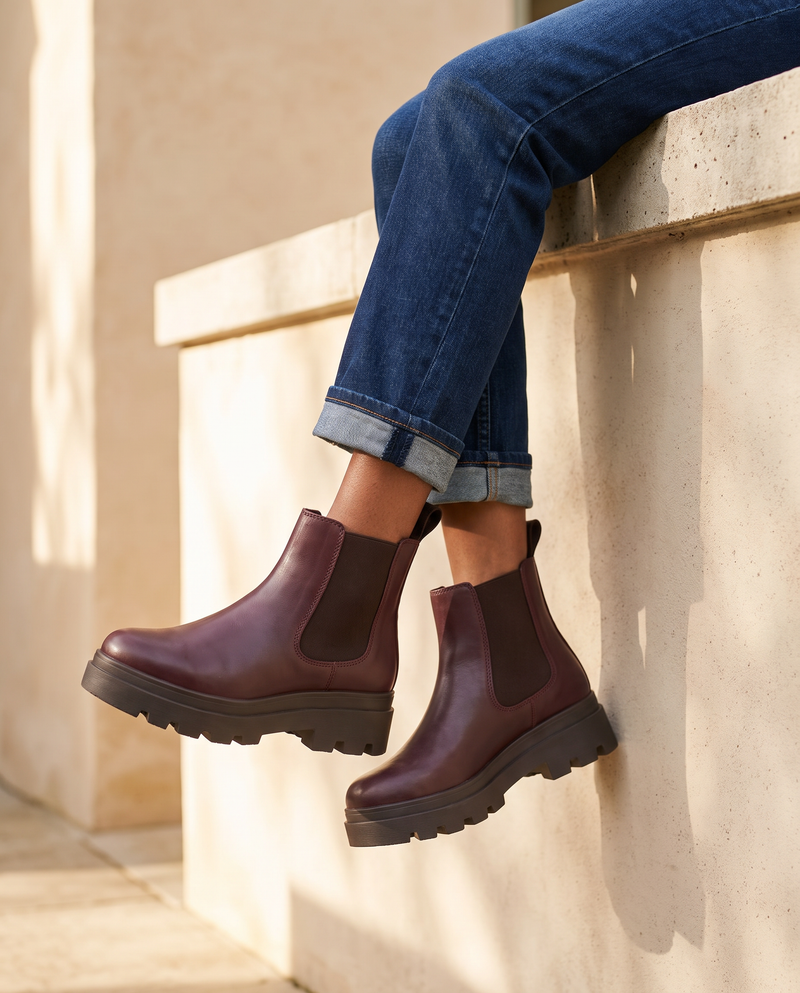 Boots ALCALINA bordeaux portées, cadrage jambes