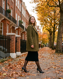 Escarpins ANASTASIA noirs portés, femme marchant dans une rue de Londres en automne