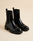Boots ANDREAS noir vernis debout sur fond beige