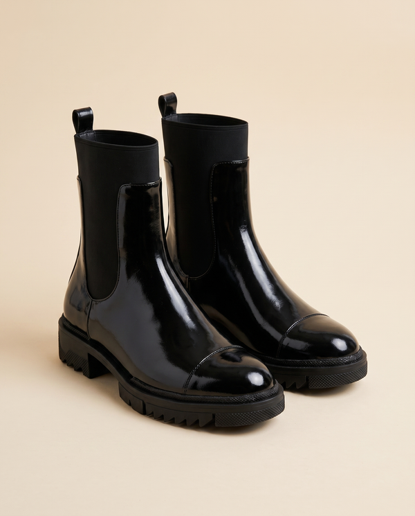 Boots ANDREAS noir vernis debout sur fond beige