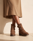 Boots ARGO imprimé léopard portées, cadrage jambes