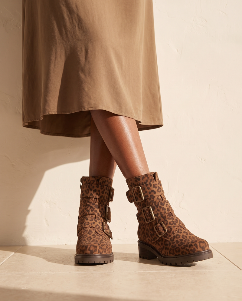 Boots ARGO imprimé léopard portées, cadrage jambes