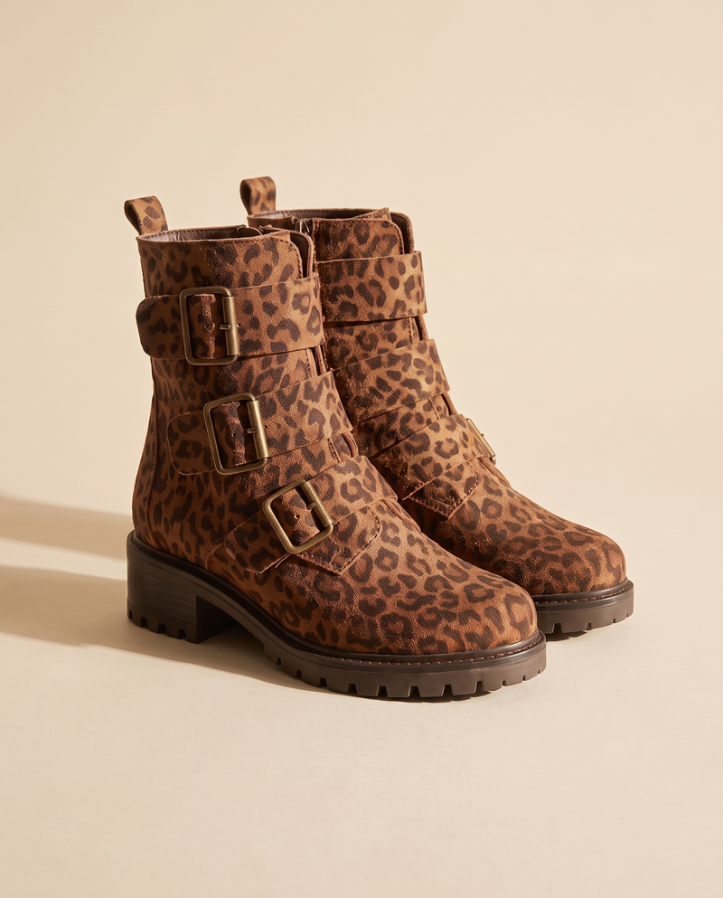 Boots ARGO imprimé léopard debout sur fond beige