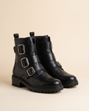Boots ARGO noires debout sur fond beige