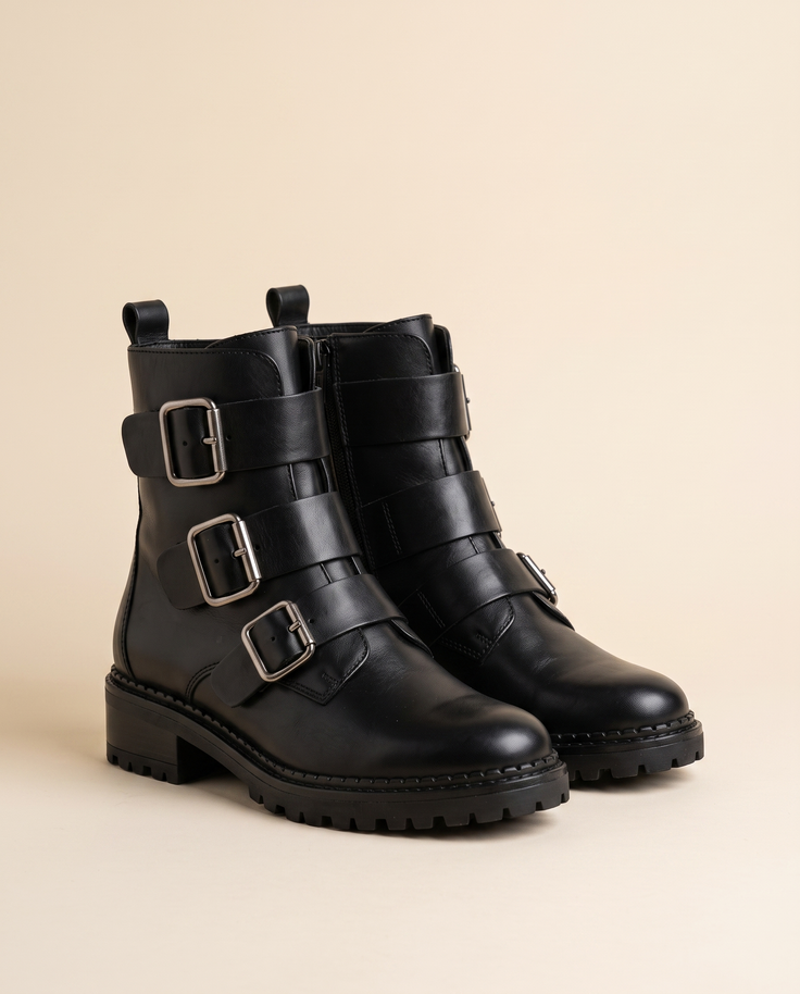 Boots ARGO noires debout sur fond beige