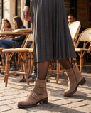 Boots ARGO taupe portées, cadrage jambes