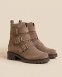 Boots ARGO taupe debout sur fond beige