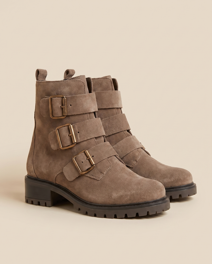 Boots ARGO taupe debout sur fond beige