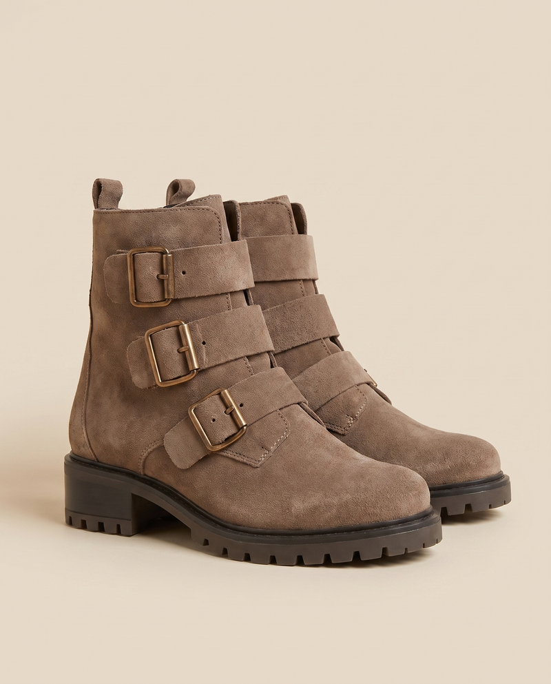 Boots ARGO taupe debout sur fond beige