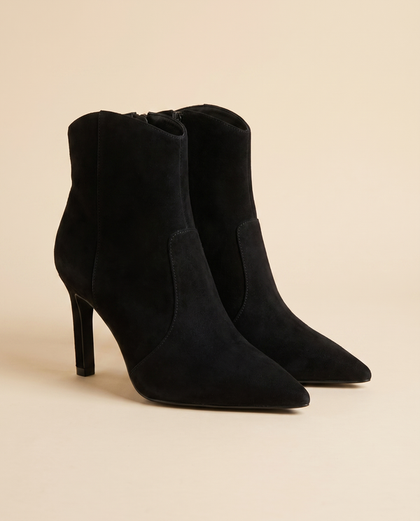 Boots ARMELLE noir debout sur fond beige