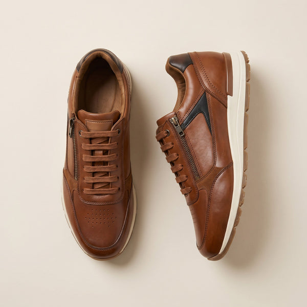 Sneakers camel en cuir souple AUXENCE d'André avec fermeture éclair latérale et lacets.