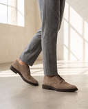 Derby AVENTIN beige porté, pantalon flanelle gris, sol béton clair