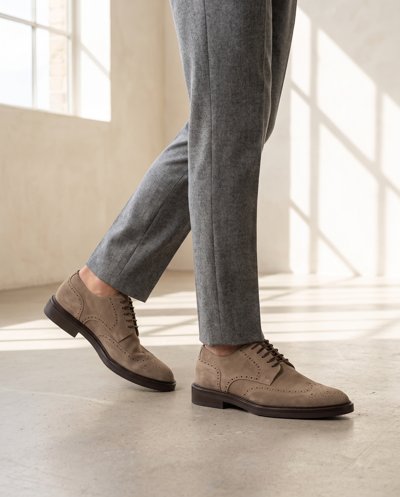 Derby AVENTIN beige porté, pantalon flanelle gris, sol béton clair