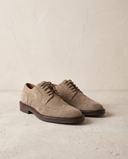Derby AVENTIN beige posé sur sol béton clair, mur enduit crème