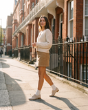 Derby AZUL beige porté, femme marchant dans une rue de Londres