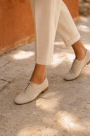 André AZUL oxfords en croûte de cuir beige crème, lacets ton sur ton, semelle souple. Style chic et décontracté.