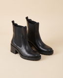 Boots BARBARA noir debout sur fond beige