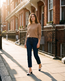 Slingback BRUNIE beige portée, femme marchant dans une rue de Londres