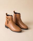 Boots CACTUS camel debout sur fond beige
