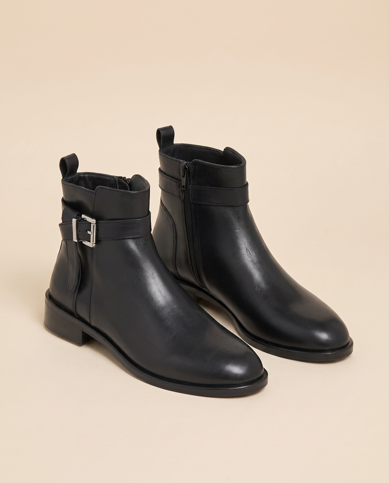 Boots CACTUS noir debout sur fond beige