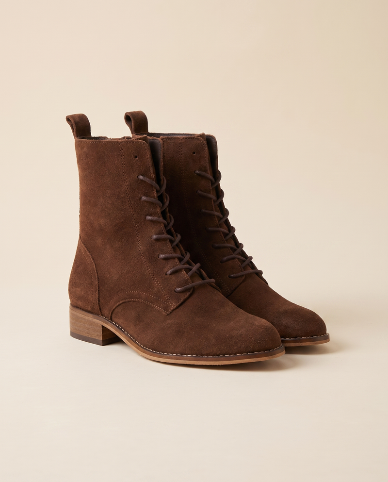 Boots CANAILLE camel debout sur fond beige