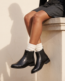 Boots CARAMEL noir croco portées, cadrage jambes