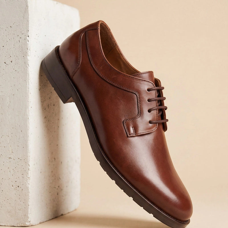 Chaussures homme André CERNY en cuir cognac, bout rond, fermeture à lacets, semelle crantée. Élégantes et polyvalentes.
