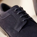 Derby CERNY en cuir suédé bleu marine par André, lacets ton sur ton, semelle fine et légère.