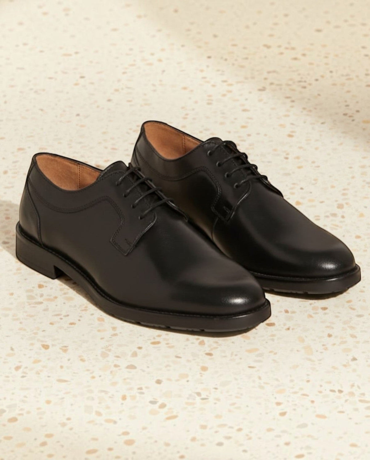 Chaussures derby noires en cuir lisse André, lacets, semelle robuste, idéales pour un look formel ou professionnel.