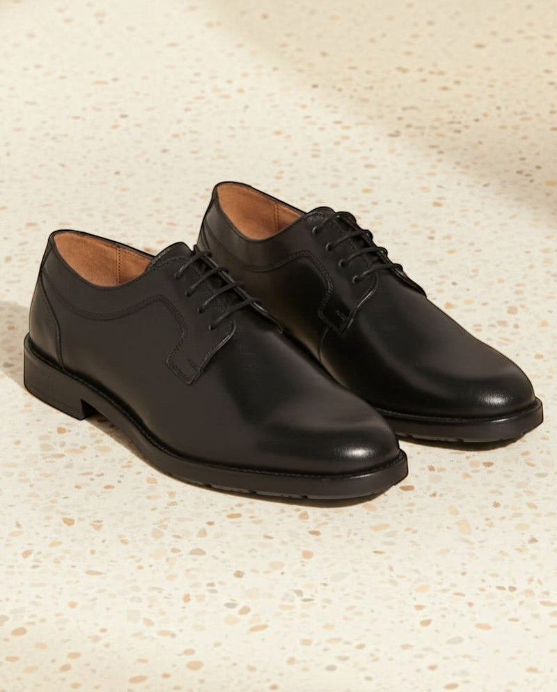 Chaussures derby noires en cuir lisse André, lacets, semelle robuste, idéales pour un look formel ou professionnel.