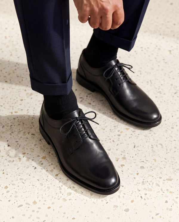 Chaussures derby noires en cuir lisse André pour homme, lacets, semelle robuste, idéales pour un look formel.