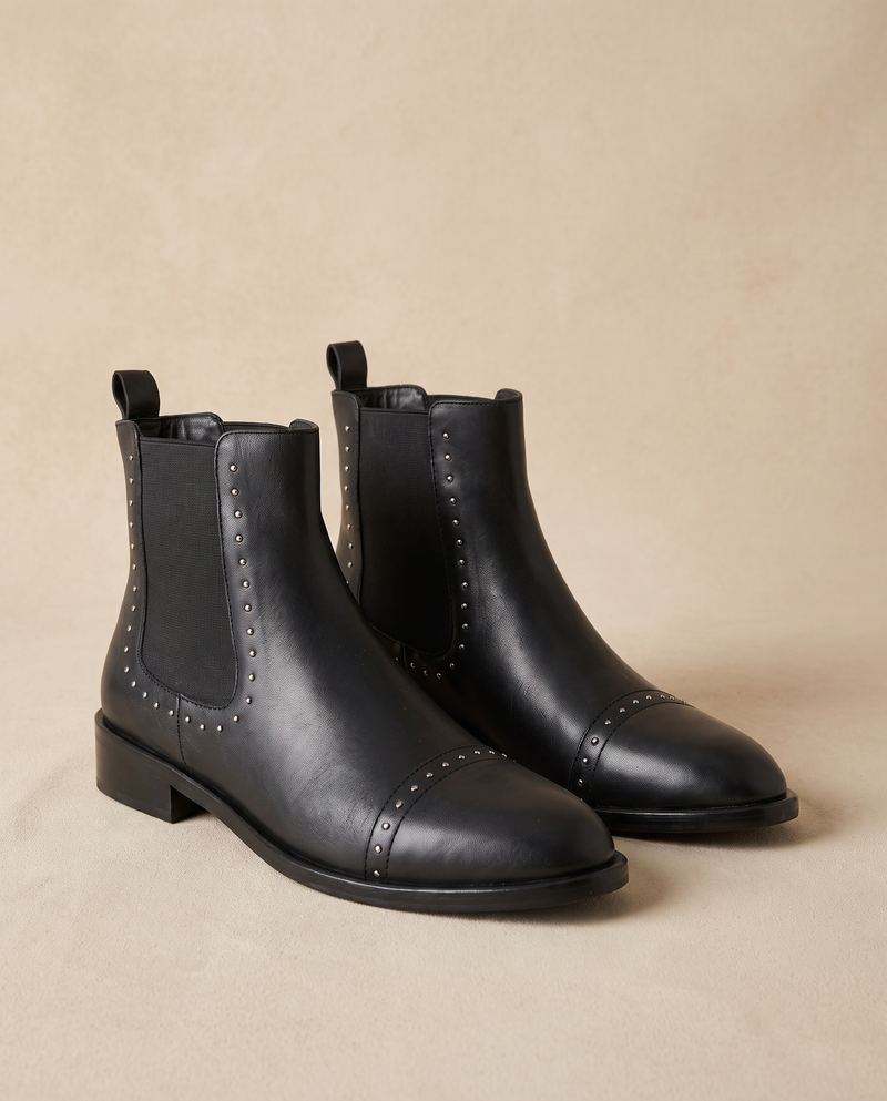 Boots CLARENCE noires debout sur fond beige
