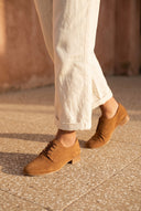 Chaussures richelieu André en daim marron avec lacets assortis et talon bas.