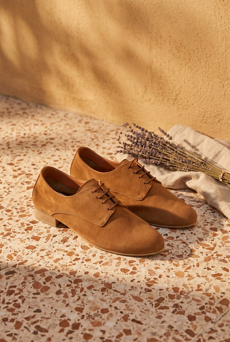Chaussures derby COMPLICE en daim camel André à lacets, bout carré et petit talon.