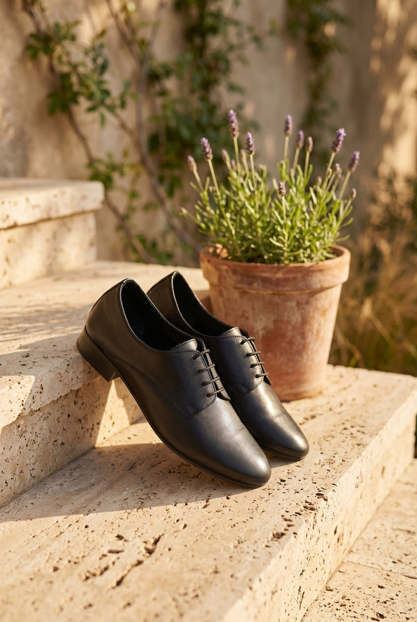 André chaussures Derby noires en cuir véritable pour femme, lacets classiques, style élégant et confortable.