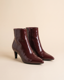 Boots CYPRIANE bordeaux debout sur fond beige