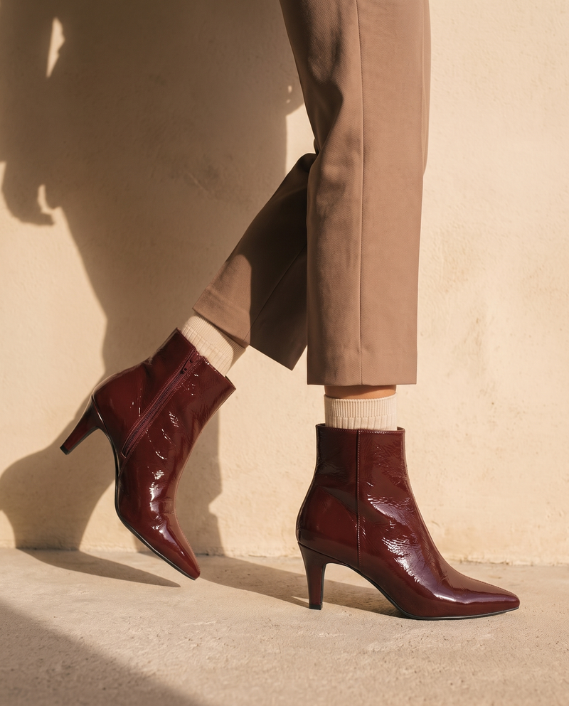 Boots CYPRIANE bordeaux portées, cadrage jambes