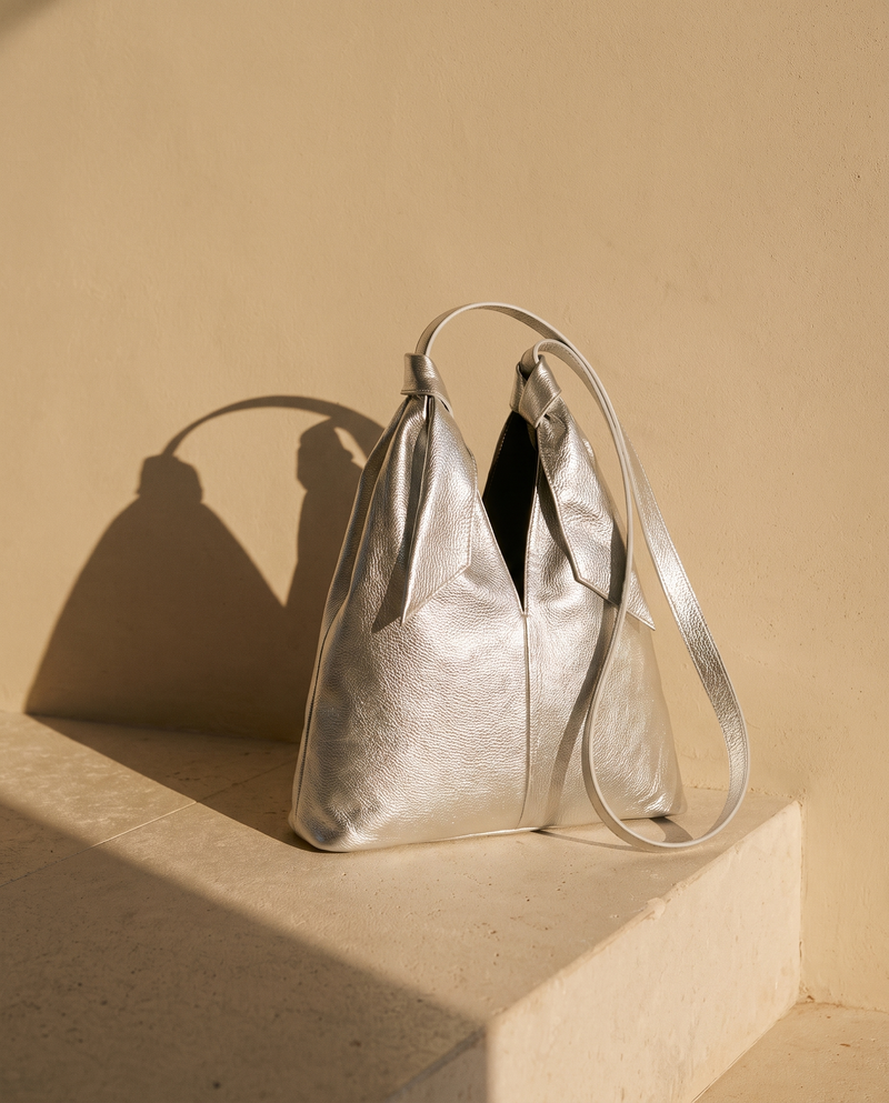 Sac DAUPHINE argent Maison André sur une marche en pierre