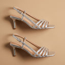 Sandales André DELICATE ARGENT blanches à brides argentées et talon fin.