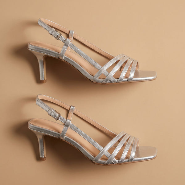 Sandales André DELICATE ARGENT blanches à brides argentées et talon fin.