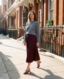 Slingback DEOTILLE bordeaux portée, femme marchant dans une rue de Londres